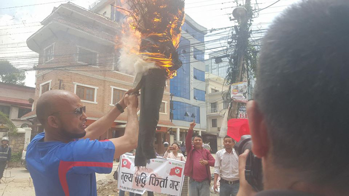 मूल्य वृद्धिको विरोधमा नेविसंघले जलायो प्रधानमन्त्री ओलीको पुत्ला