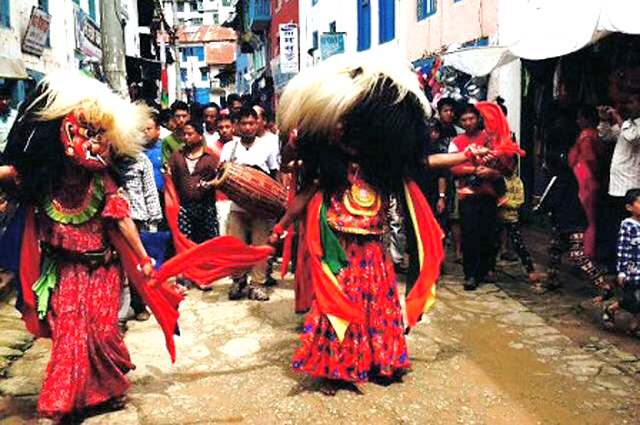नागपञ्चमी आगमनसँगै लाखेनाच्नेको भीड