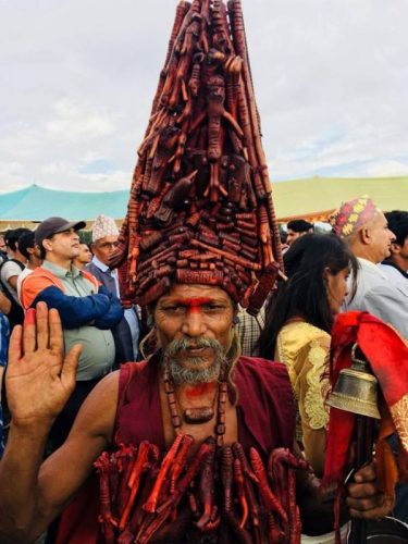 गौरा पर्वको अवसरमा जम्मा भएको भिडमा  एक अनौखी बाबा