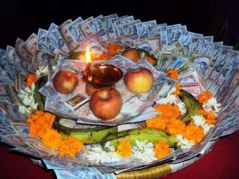 तुलसीपुरका महिलाहरूले देउसी–भैलोबाट सङ्कलित रकम ज्येष्ठ नागरिक समाजलाई प्रदान
