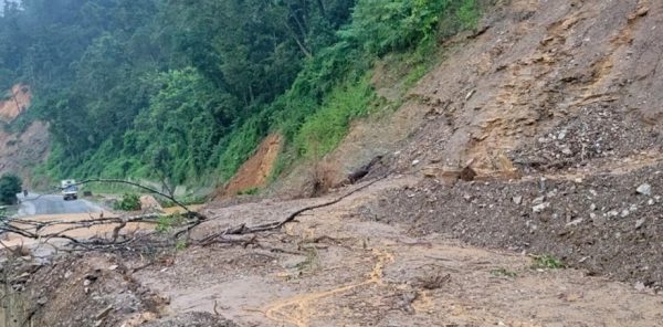 तामाकोशीले सडक कटान गर्दा सवारी आवागमन ठप्प