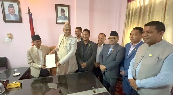 मुख्यमन्त्री बानियाँद्वारा प्रदेश प्रमुख देवकोटासमक्ष राजीनामा