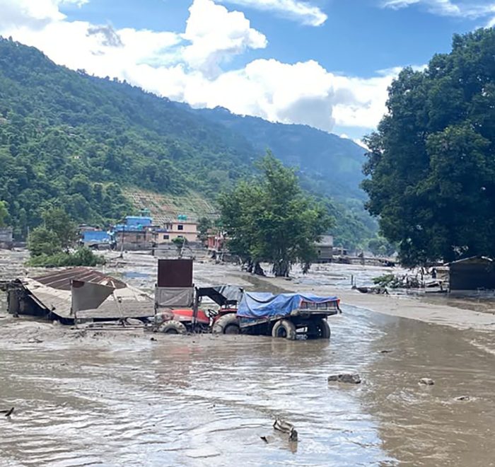 भोटकोशी बाढीः एक हजारभन्दा बढी सवारीसाधनमा क्षति