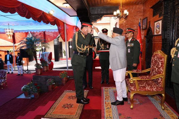 राष्ट्रपतिद्वारा भारतीयस्थल सेनाध्यक्षलाई नेपाली सेनाको मानार्थ महारथीको दर्ज्यानी चिह्न प्रदान