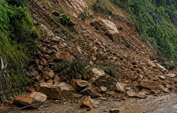 पहिरोले बेँसीसहर–चामे सडक अवरुद्ध
