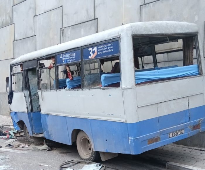 ग्वार्को फ्लाईओभरमा बस दुर्घटना, एक जनाको मृत्यु, ६ घाइते
