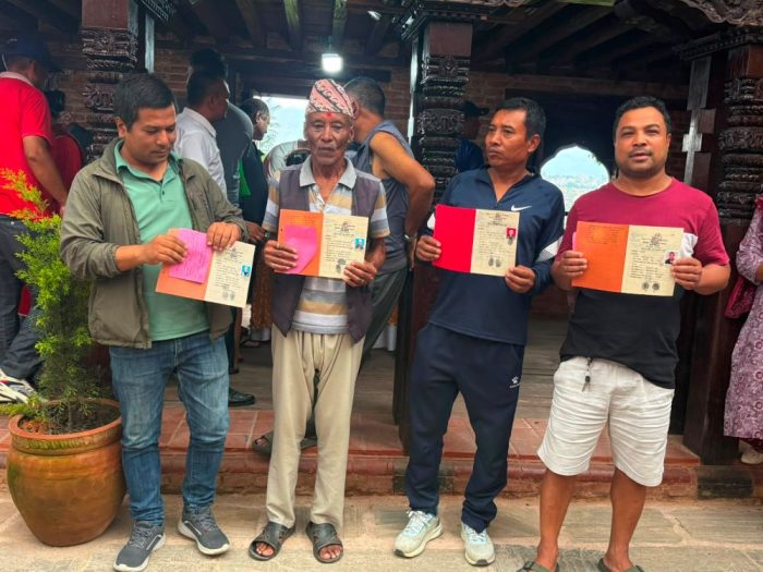 नापजाँच सकिएको चार वर्षपछि भक्तपुरका ४२१ परिवारले पाए लालपुर्जा