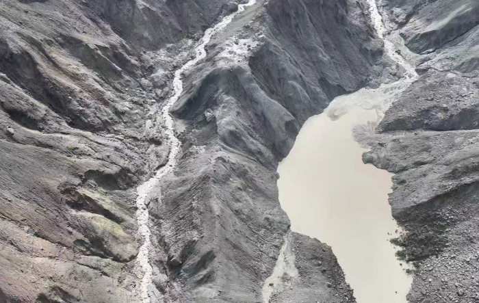 चीनतर्फ थुनिएको पाेखरी उच्च जाेखिममा,चिनियाँ उद्दार टाेलीले सतर्क