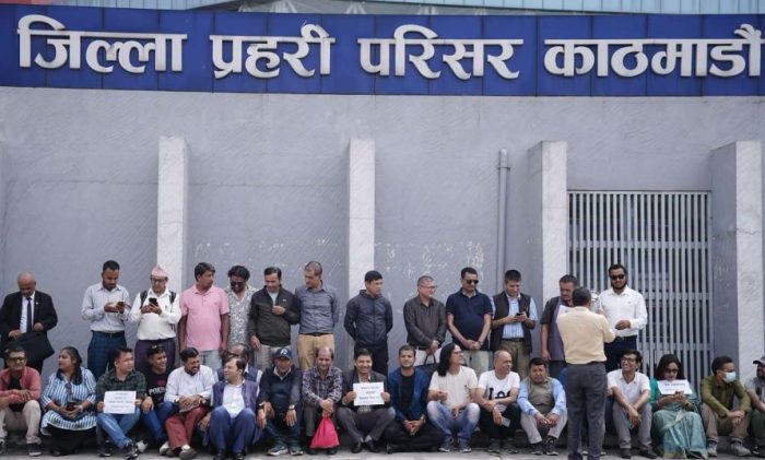 पत्रकार किशोर श्रेष्ठको रिहाइको माग गर्दै धर्ना