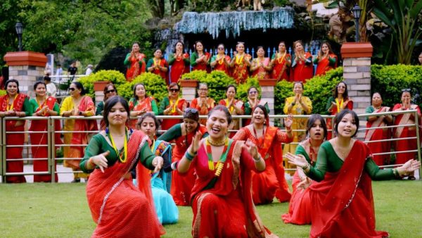 तीज नजिकिएसँगै सार्वजनिक भयो देवी पराजुलीको ‘ताली बरर’