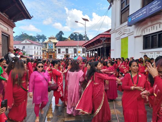 भक्तजनको चाप  १० बजेपछि बज्याे पशुपतिमा
