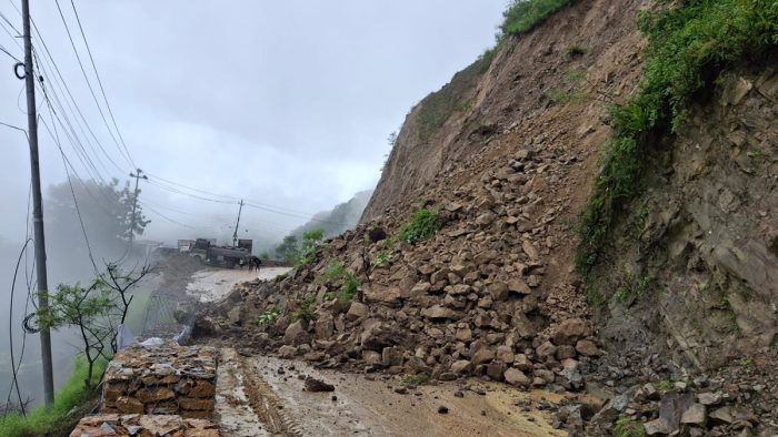 अरनिको  राजमार्गमा पहिरो खस्दा सडक अवरुद्ध