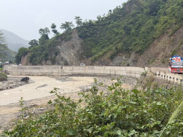 लेदोसहितको पहिरो खसेपछि,बिपी राजमार्ग अवरुद्ध