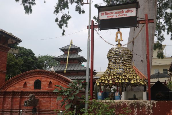 धनकुटाको निसान मन्दिरमा साना घण्टी जोडेर बनाइएको ‘महाघण्टी’