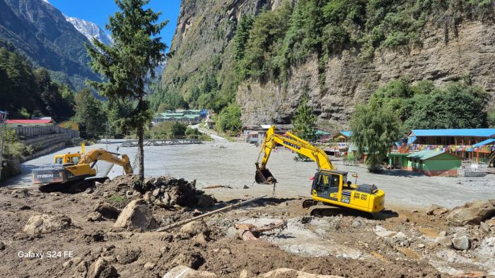 अविरल वर्षापछि घट्टेखोलाको  लेदोसहितको ढुङ्गा, गिट्टी, बालुवाले थुनिएको मर्स्याङ्दी  खुलाउने प्रयास जारी