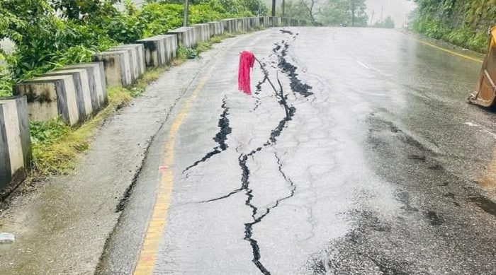 पृथ्वी राजमार्गमा सडक भासियाे, सवारी आवागमन बन्द