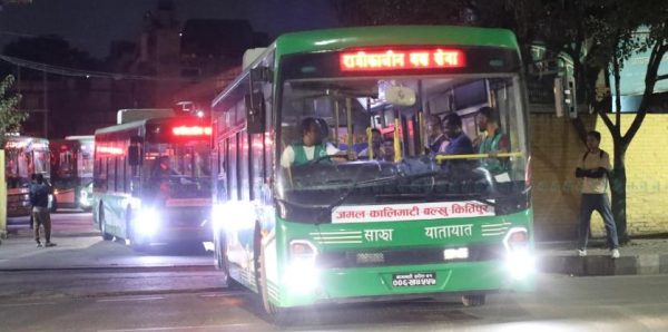 काठमाडौँ उपत्यकामा रात्रिकालीन बस सेवा सञ्चालन गर्दै साझा यातायात