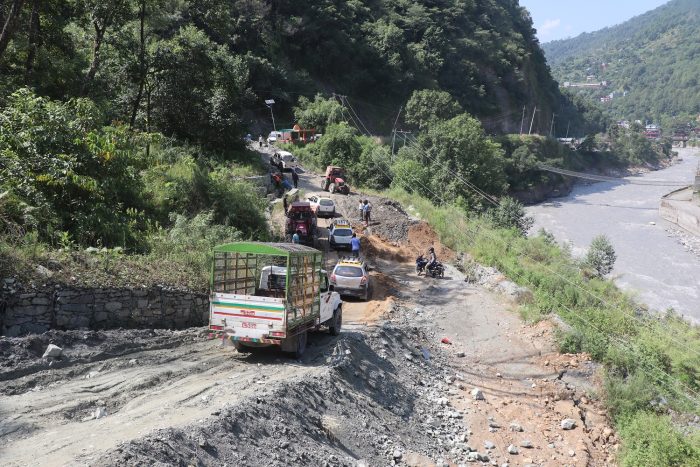 म्याग्दी र मुस्ताङलाई राष्ट्रिय राजमार्गसँग जोड्ने वैकल्पिक सडक भासिदा यातायात सञ्चालनमा समस्या