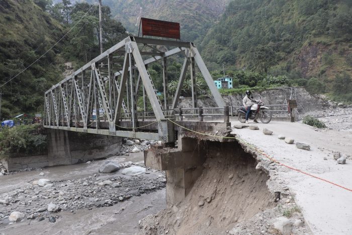 नदीकाे कटानले गण्डकी पुल जाेखिममा,यातायात आवागमनमा समस्या यात्रु मारमा,पालिका उपाध्यक्षकाे गुनासाे