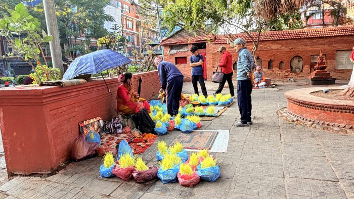 स्वदेशमा रहेर पनि परिवारसँग दशै मान्न नपाउनेहरुकाे कथा छुट्टै छ