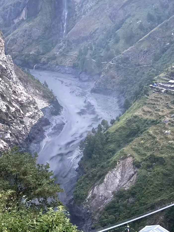 छ वटा पुल बगे, दश जना सम्पर्कविहीन दुई वटा मोटरेबल  र चारवटा झोलुङ्गे पुल बगाए