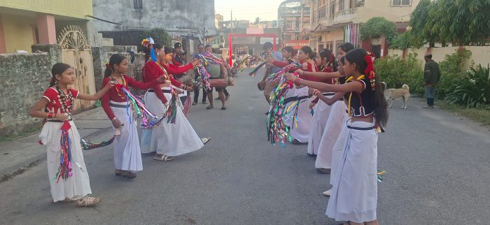 सखिया नाचले दसैँको रौनक थारु समुदायका युवायुवती नाचमा रमाउने