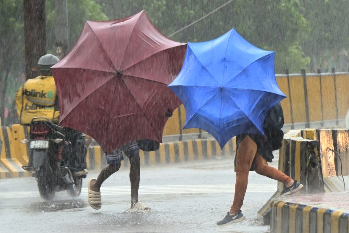 आन्ध्र प्रदेशको तटमा ८९ हजार विस्थापित, चक्रवात अर्नबको तीव्र हावा र भारी वर्षा