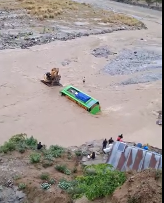 बाढीमा यात्रुबाहक बस फस्यो, ३० यात्रुको सकुशल उद्धार