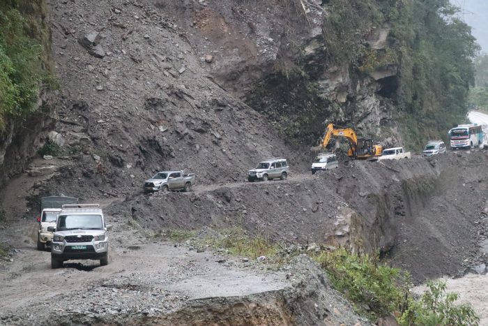 क्षतिग्रस्त बेनी-जोमसोम खण्डमा अस्थायी मार्ग निर्माण
