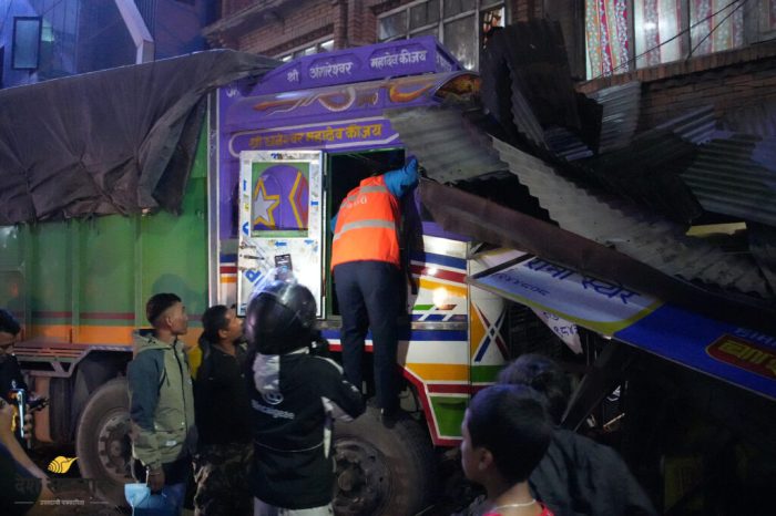 काठमाडौँको सतुङ्गलमा मालबाहक ट्रक दुर्घटना