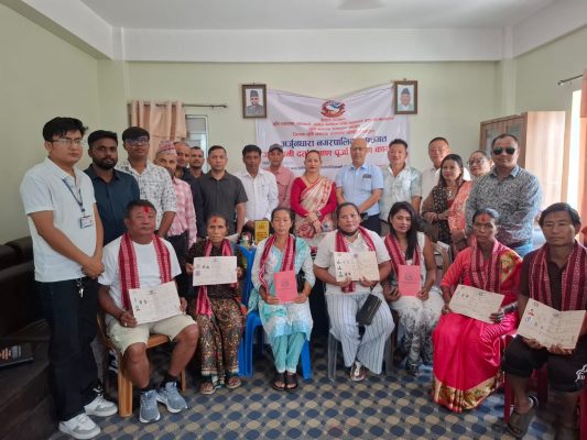 भूमिहीन दलित तथा अव्यवस्थित परिवारको हातमा जग्गाधनी पुर्जा
